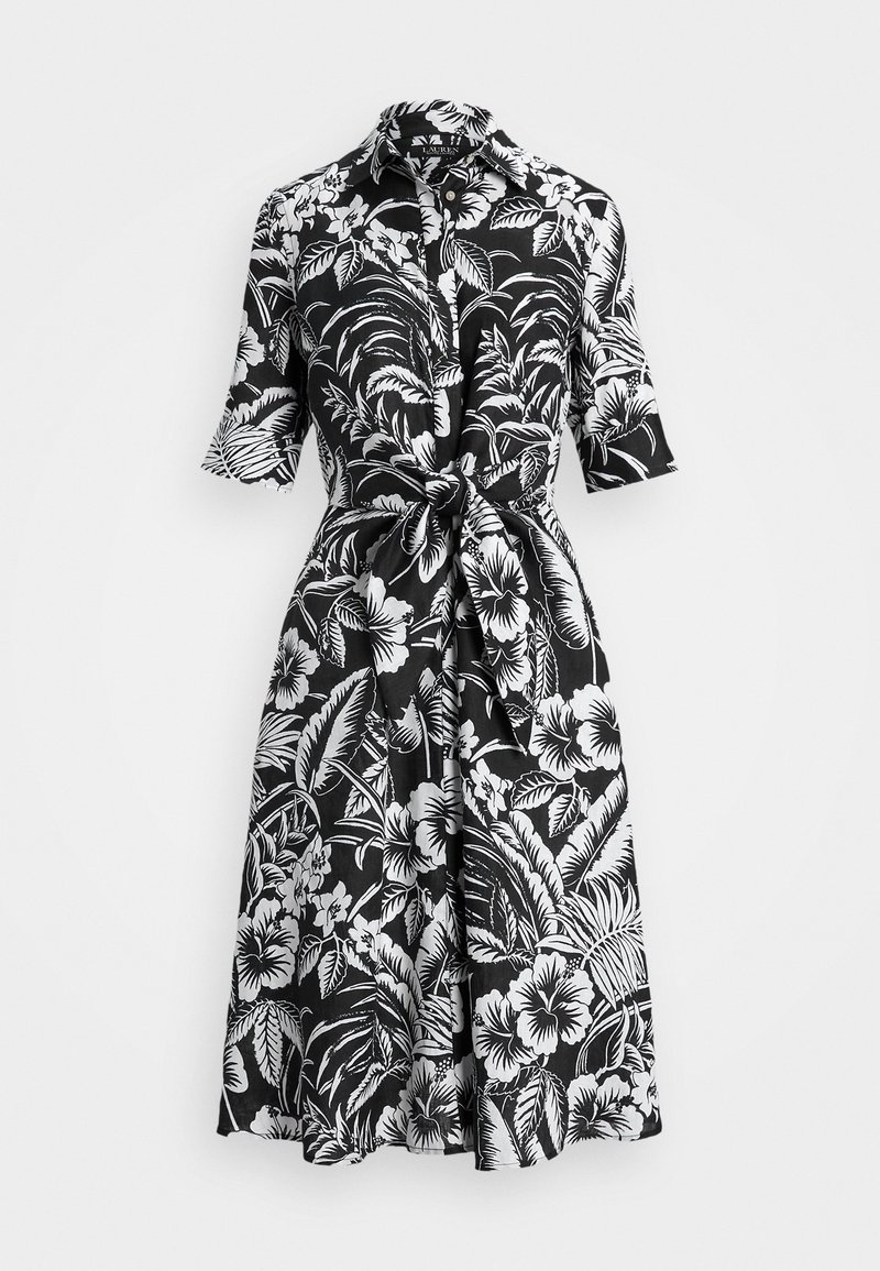 Svartvitt blommigt klänning med korta ärmar, knytmidja, knappframsida och en knälång kjol med tropiska blad- och blommönster.