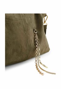 Olijfgroene gestructureerde kunstleren tas met een gouden kettingdetail en sluiting, met een gladde afwerking en subtiele patroonaccenten.