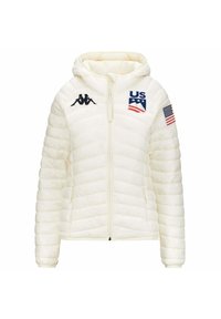 Giacca a vento bianca con cappuccio, caratterizzata da cuciture diagonali, logo Kappa, patch con bandiera degli Stati Uniti e emblema rosso/blue di una montagna sul petto.