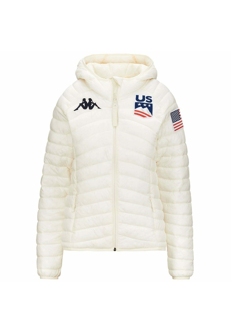 Giacca a vento bianca con cappuccio, caratterizzata da cuciture diagonali, logo Kappa, patch con bandiera degli Stati Uniti e emblema rosso/blue di una montagna sul petto.