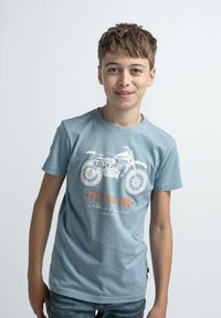 Camiseta de algodón azul claro con un gráfico de motocicleta en blanco y naranja, con mangas cortas y cuello redondo.