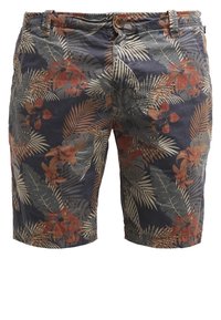 Shorts pour hommes mi-longueur avec un motif tropical floral et feuilles dans des tons bleu foncé, marron et beige, avec passants pour ceinture et fermeture par bouton.
