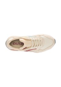 Sneaker beige con una combinazione di suede e mesh, con accenti rossi e verdi, suola texture e collo imbottito per il comfort.