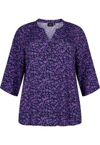 Haut violet avec un motif léopard, manches trois-quarts et encolure en V, détail de boutons à l'avant, confectionné en tissu léger.