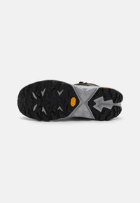 Svart og grå såle til sneakers med dype mønstre, en gul Vibram-logo og et teksturert gummimønster for grep. Merkbare design i hæl og forfot.