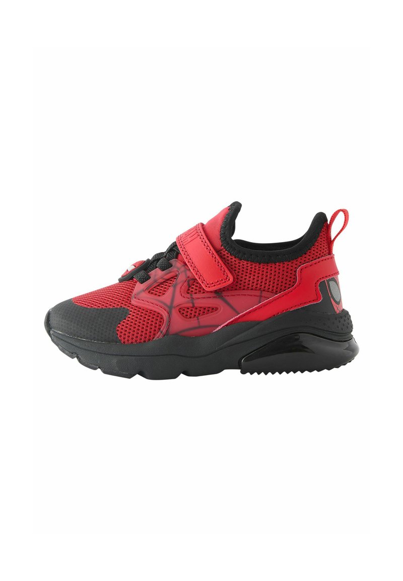 Roter Sneaker mit Obermaterial aus Mesh und Synthetik, ausgestattet mit einer schwarzen Sohle, verstellbarem Riemen und strukturierten Akzenten. Gepolstert für Komfort.