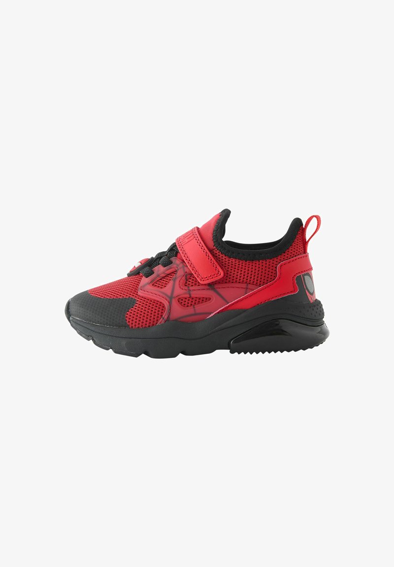 Czerwony sneaker z siateczkową i syntetyczną cholewką, z czarną podeszwą, regulowanym paskiem i teksturowanymi akcentami. Wyposażony w wyściółkę dla komfortu.