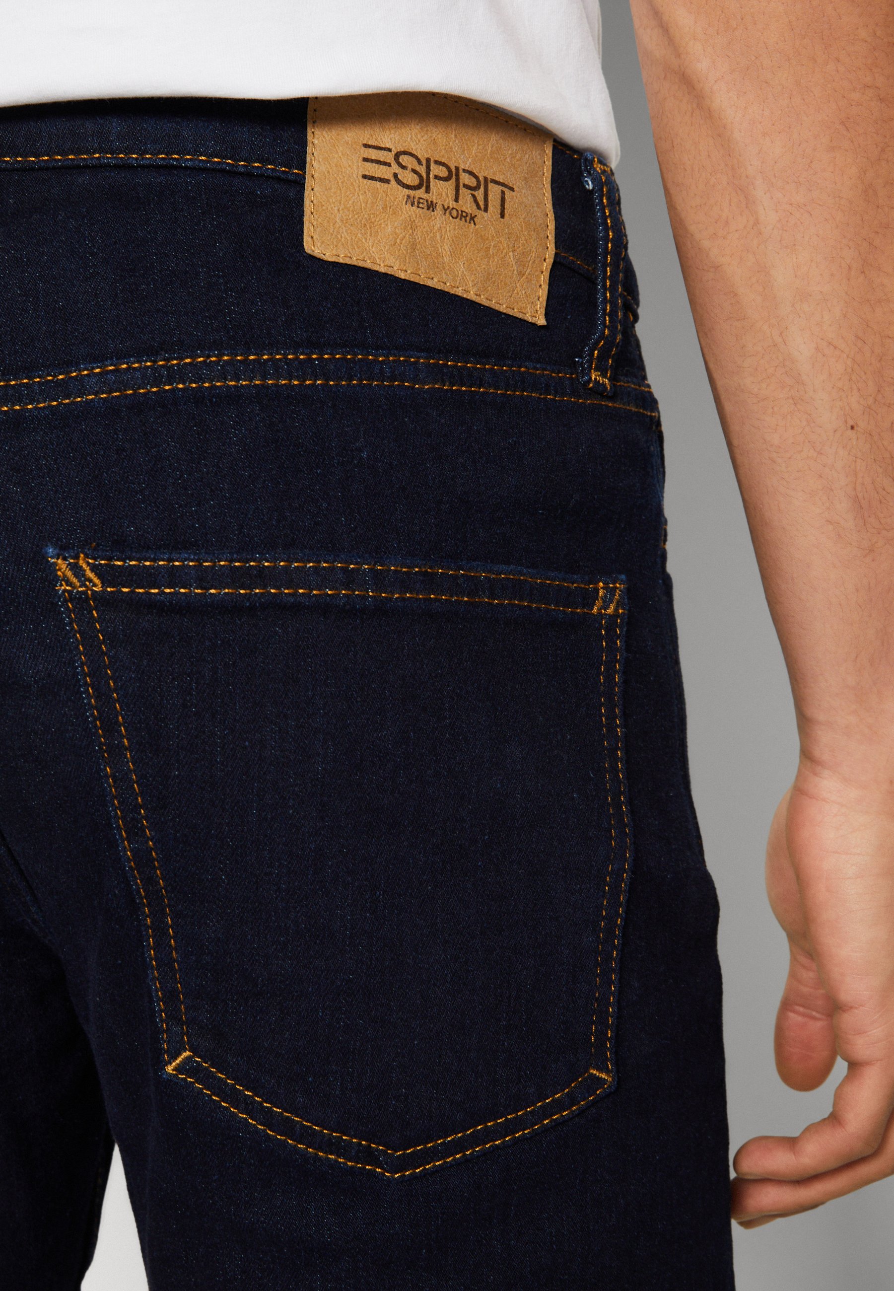 Jean Slim Fit Esprit Rouge - Taille 98 (Homme) - Neuf Avec Étiquettes - Modèle 817