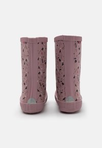 Bottes de pluie roses avec des motifs floraux en noir et marron. Texture lisse, design mi-hauteur, et matériau en caoutchouc avec un bout rond.