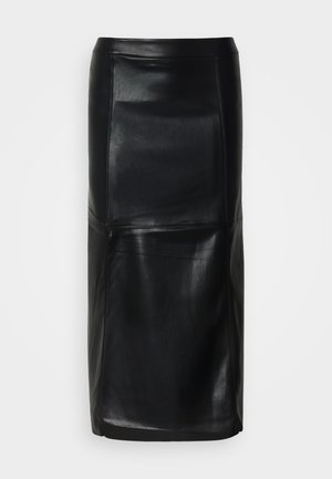 Zwarte midi-rok van imitatieleren met stiknaden en een rechte snit op een witte achtergrond.