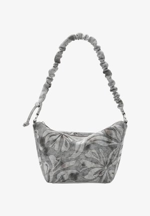 Siva torba s cvjetnim uzorkom, izrađena od mekanog brušenog materijala, s naboranom ručkom i zatvaračem, s diskretnim logotipom.