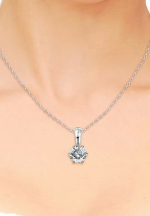 Zilveren ketting met een dunne schakel, met een diamanten hanger die is bezet met een grote heldere kristal in een bloemmotief.