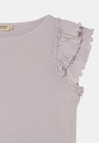 Jasnofioletowy bezrękawnik dziany z drobnym kwiatowym wzorem i falbanami na ramionach, rozmiar 5 lat.