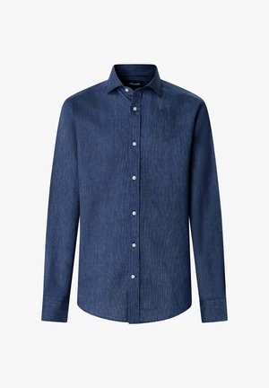 Camisa de hombre de manga larga en azul oscuro con botones blancos y cuello puntiagudo, exhibida sobre un fondo blanco.