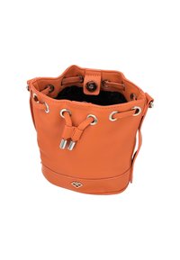 Pomarańczowa skórzana torba typu bucket z zamknięciem na sznurek, srebrnymi akcentami i gładką teksturą. Charakteryzuje się logo na dolnej części.