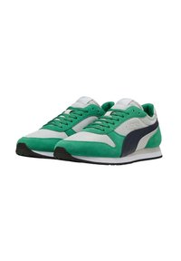 Zapatillas verdes y grises con una parte superior de ante y malla, que cuentan con un acento a rayas en navy y cordones, y una suela de goma texturizada.