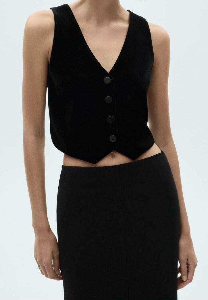 Černý krátký top s hlubokým véčkovým výstřihem, vyrobený z měkkého materiálu. Má pět knoflíků vepředu a přiléhavý pas.