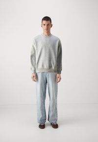 Jack & Jones PREMIUM JPRBLAHARVEY CREW NECK UNISEX - Melegítőfelső - light grey melange