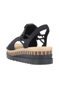 Czarna sandałka z otwartym tyłem, plecionym wierzchem, korkową podeszwą z prążkowanymi akcentami oraz teksturowaną gumową podeszwą.