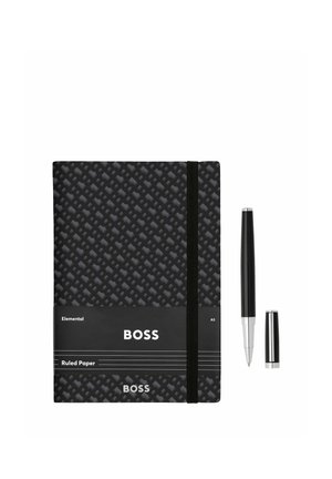 Čierny vzorovaný zápisník BOSS s elastickou páskou a čierne pero so strieborným hrotom a odpojeným uzáverom na bielom pozadí.