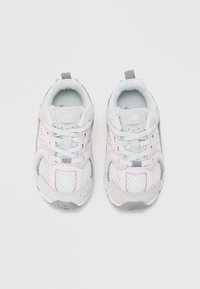 Ανοιχτό γκρι και ροζ παπούτσια για τρέξιμο με επάνω μέρος από δίχτυ, επενδεδυμένο κολάρο και λαστιχένια σόλα. Διαθέτουν αντανακλαστικές λεπτομέρειες και σχεδιασμό με κορδόνια.