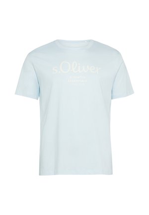 Jasnoniebieska koszulka z krótkim rękawem i okrągłym dekoltem z białym napisem „s.Oliver Elevated Essentials” nadrukowanym na środku przodu.