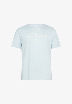 Hellblaues kurzärmeliges T-Shirt mit Rundhalsausschnitt und dem weißen Schriftzug "s.Oliver Elevated Essentials" in der Vordermitte.