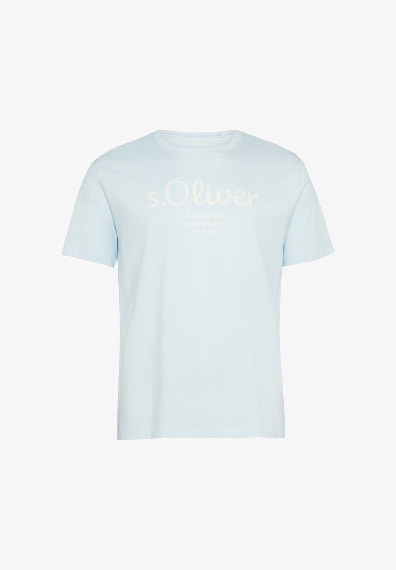 T-shirt bleu clair à manches courtes et col rond avec le texte « s.Oliver Elevated Essentials » imprimé en blanc au centre devant.