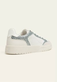 Sneaker bianche con accenti di glitter, pelle testurizzata e pannelli lisci, dotate di una suola in gomma e design a punta tonda.