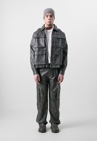 Don't Waste Culture SHERIDAN UNISEX - Hlačami s stranskimi žepi - grey/brown leather