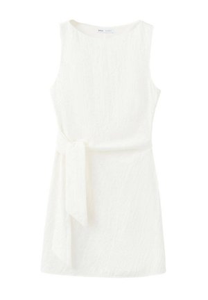 Ärmelloses weißes strukturiertes Kleid mit rundem Ausschnitt und einem Stoffgürtel, der in der Taille gebunden ist, knielang und figurbetont.