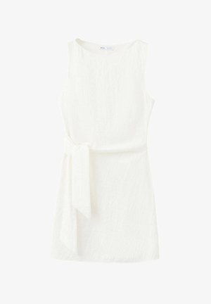 Robe blanche sans manches texturée avec un col rond et une ceinture en tissu nouée à la taille, longueur au genou et silhouette ajustée.
