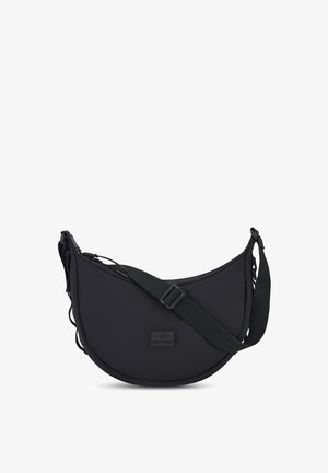 Fekete, puha nylon válltáska félhold alakú designnal, állítható pánttal és prominens márkacímkével az elején.