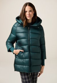 Teal pufferjack met een capuchon, met horizontale gestikte secties, ritsluiting en zijzakken. Gemaakt van een glanzend, glad materiaal.