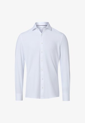 Chemise habillée blanche à manches longues pour homme avec devant boutonné et col classique, présentée sur un fond blanc uni.