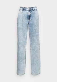 Jeans de ganga azul claro com cintura alta, design de perna reta, desbotamento sutil e costuras visíveis nos bolsos e barras.