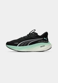 Chaussure de course noire avec upper texturé, accents réfléchissants et semelle intermédiaire vert menthe. Dispose d'une semelle courbée et rembourrée pour le confort.