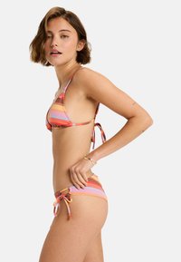 Bikini-Set in einem mehrfarbigen gestreiften Muster. Hat eine gerippte Textur, ein dreieckiges Oberteil mit Bänder und verstellbare seitliche Bänder am Unterteil.