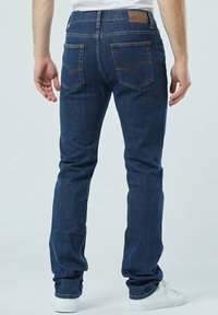 Blauwe denim jeans met een straight-leg pasvorm, voorzien van achterzakken en stiksels. De tailleband heeft een bruine leren label.