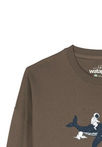 Bruine katoenen sweatshirt met een ruimtethema graphic van een astronaut en een walvis in wit en blauw. Met ronde hals en een comfortabele pasvorm.