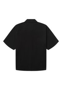 Chemise noire à manches courtes avec un ourlet droit et un col standard, vue de dos sur un fond blanc.