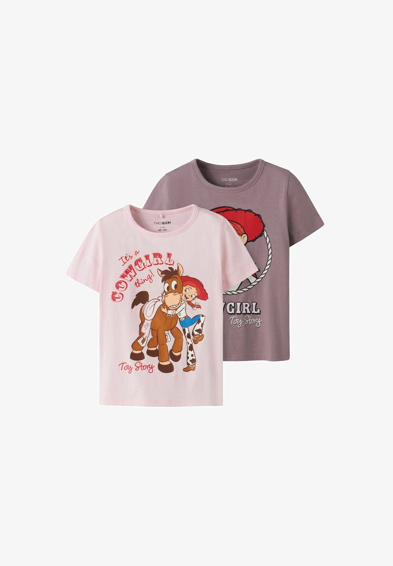 Duos trumpų rankovių marškinėlių su personažų grafikomis: vieni rožiniai su kaubojė ir arkliu, o kiti pilki su kaubojė, kuri verčia virvę, abu pagaminti iš medvilnės.