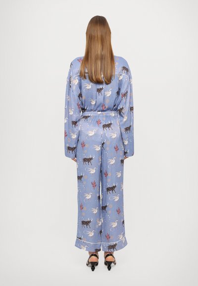 Set de pijamale de un albastru deschis, cu un imprimeu jucăuș de animale și flori; bluză și pantaloni lejeri; material moale, mâneci largi și manșete tivite.