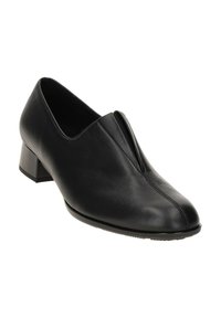 Chaussure en cuir noir avec un talon carré bas, présentant un design en V à l'avant et une texture lisse. Bout arrondi et coutures minimales.