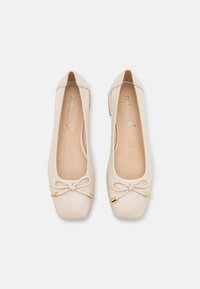 Beige Leder Ballerinas mit quadratischen Spitzen, dekorativem Schleifen-Design mit goldenen Akzenten und glatter Textur. Futter in hellbeige.