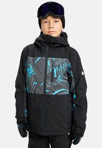 Schwarze und graue Skijacke mit blauen Akzentmustern, Reißverschluss-Tasche und Kapuze. Begleitet von passenden Handschuhen und einer Skibrille.