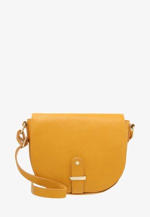 Bolso bandolera amarillo mostaza con cierre de solapa, correa ajustable y detalle de hebilla en tono dorado en el frontal.
