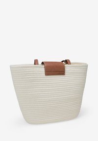 Bolso tote blanco de tejido trenzado con un acabado texturizado, que presenta un acento y asas de cuero marrón contrastante para mayor durabilidad.