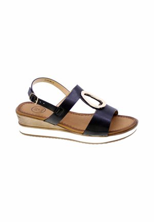 Sandalo zeppa in pelle nera con suola imbottita color cuoio, fibbia ovale dorata sulla fascia frontale e cinturino regolabile alla caviglia con fibbia dorata.