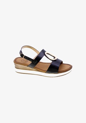 Sandalo zeppa in pelle nera con suola imbottita color cuoio, fibbia ovale dorata sulla fascia frontale e cinturino regolabile alla caviglia con fibbia dorata.